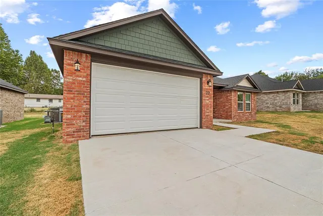 Photo 3 — 204 E Abbot Lane, Mustang, OK 73064