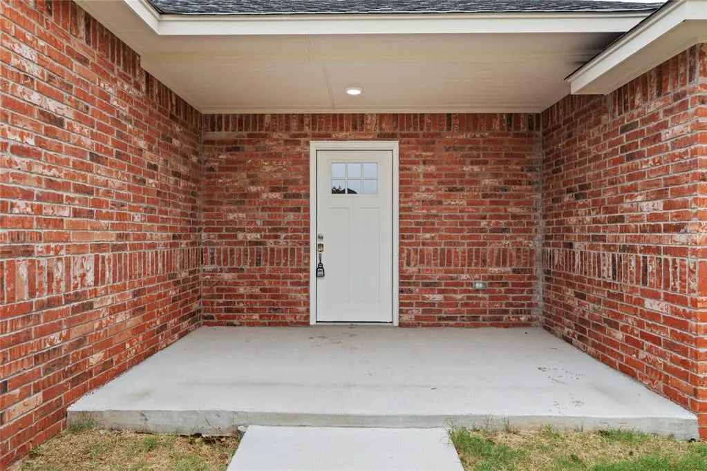 Photo 5 — 204 E Abbot Lane, Mustang, OK 73064