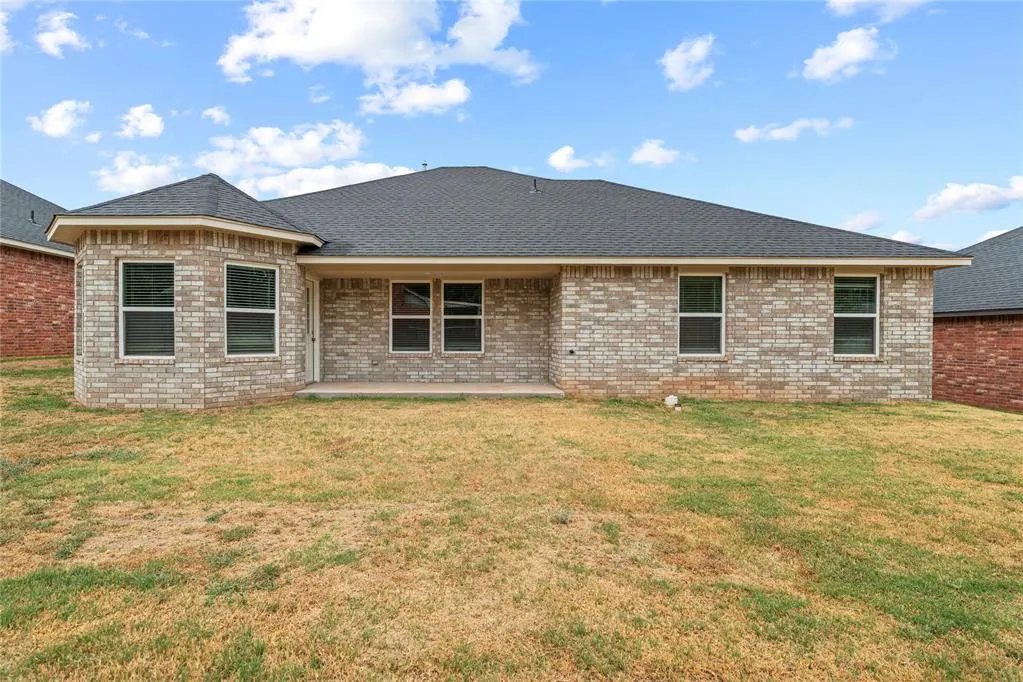 Photo 35 — 208 E Abbot Lane, Mustang, OK 73064