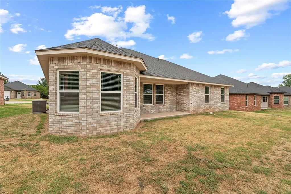 Photo 36 — 208 E Abbot Lane, Mustang, OK 73064