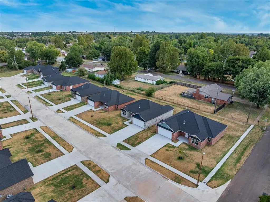 Photo 49 — 208 E Abbot Lane, Mustang, OK 73064