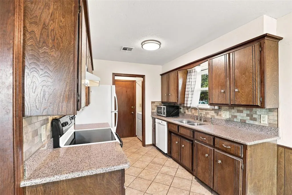 Photo 7 — 715 W Forest Drive, Mustang, OK 73064