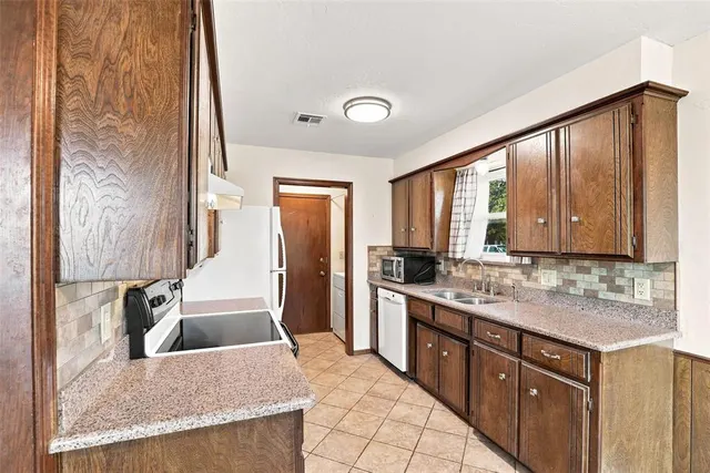 Photo 7 — 715 W Forest Drive, Mustang, OK 73064