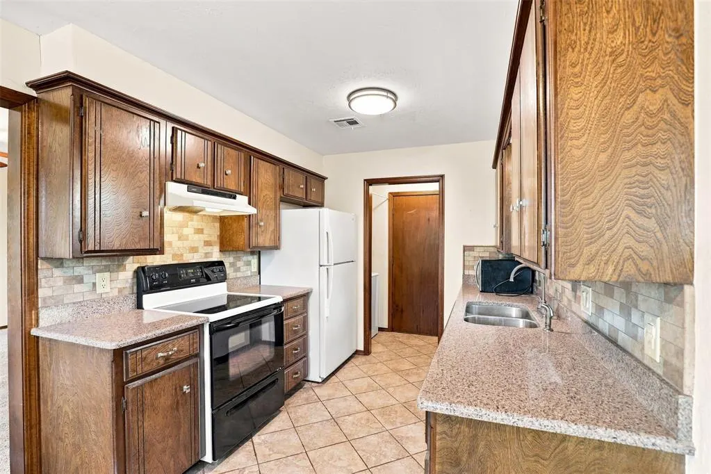 Photo 8 — 715 W Forest Drive, Mustang, OK 73064