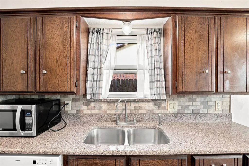 Photo 9 — 715 W Forest Drive, Mustang, OK 73064