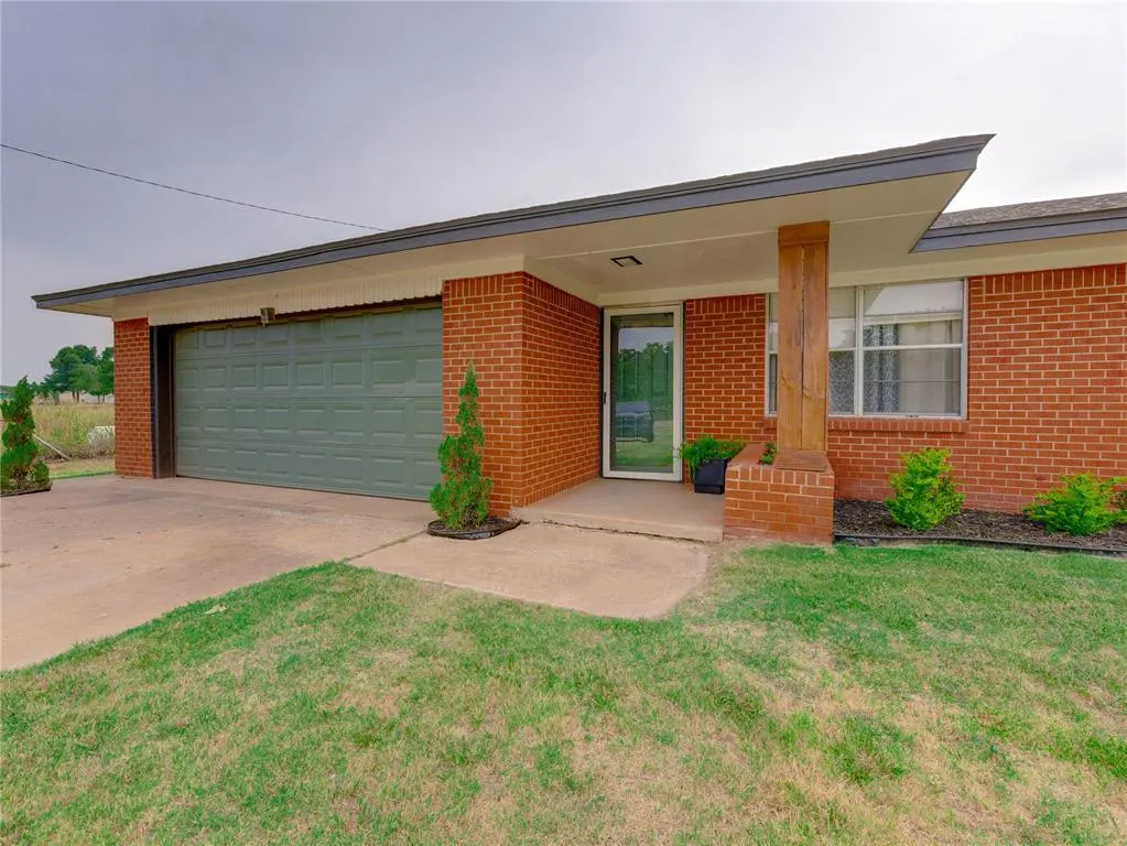 Front exterior — 3574 N Highway 74, Crescent, OK 73028