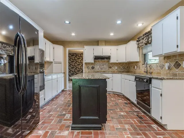 Photo 8 — 1201 Fox Bluff Court, Edmond, OK 73034
