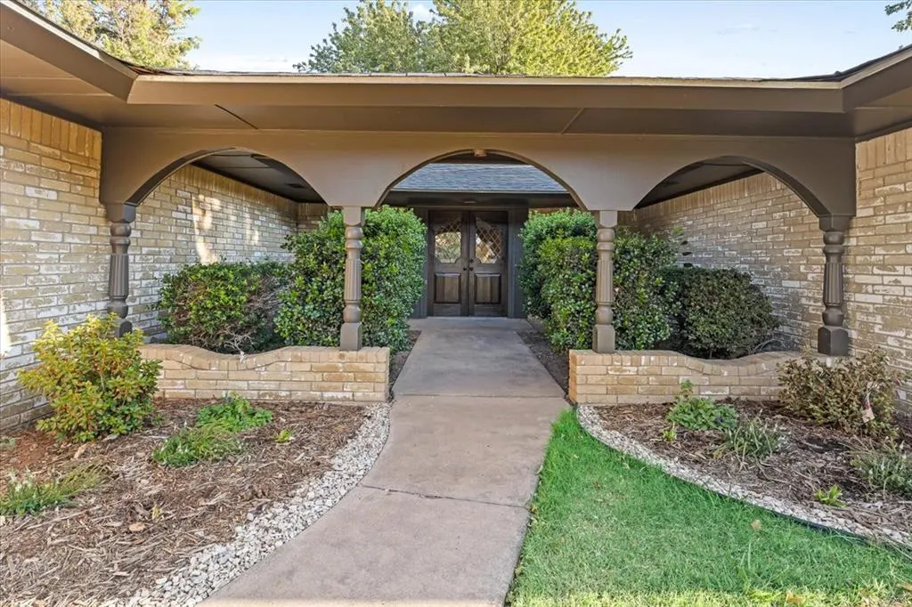 Photo 2 — 818 SW 26th Place, El Reno, OK 73036