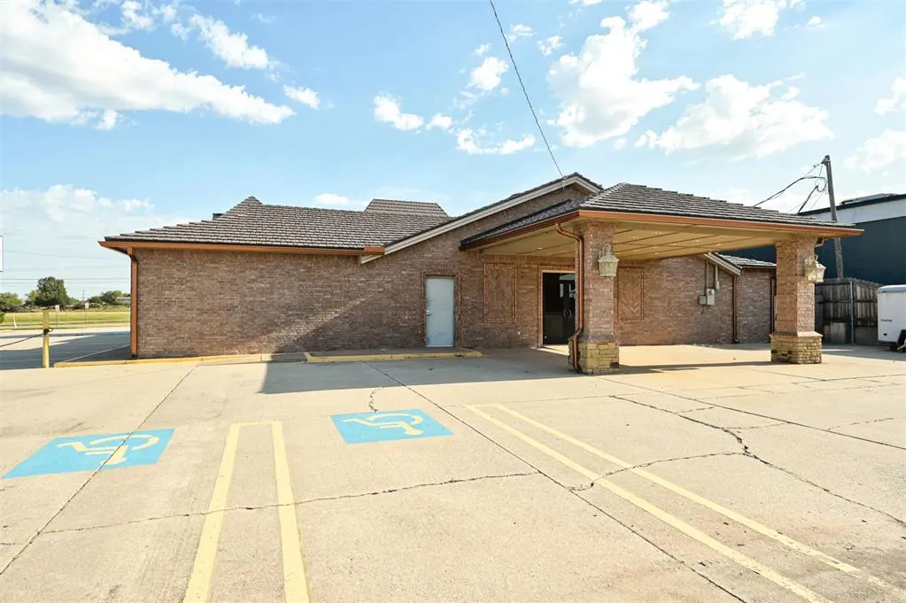 Photo 40 — 450 E Main Street, Yukon, OK 73099