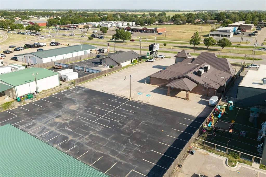 Photo 43 — 450 E Main Street, Yukon, OK 73099