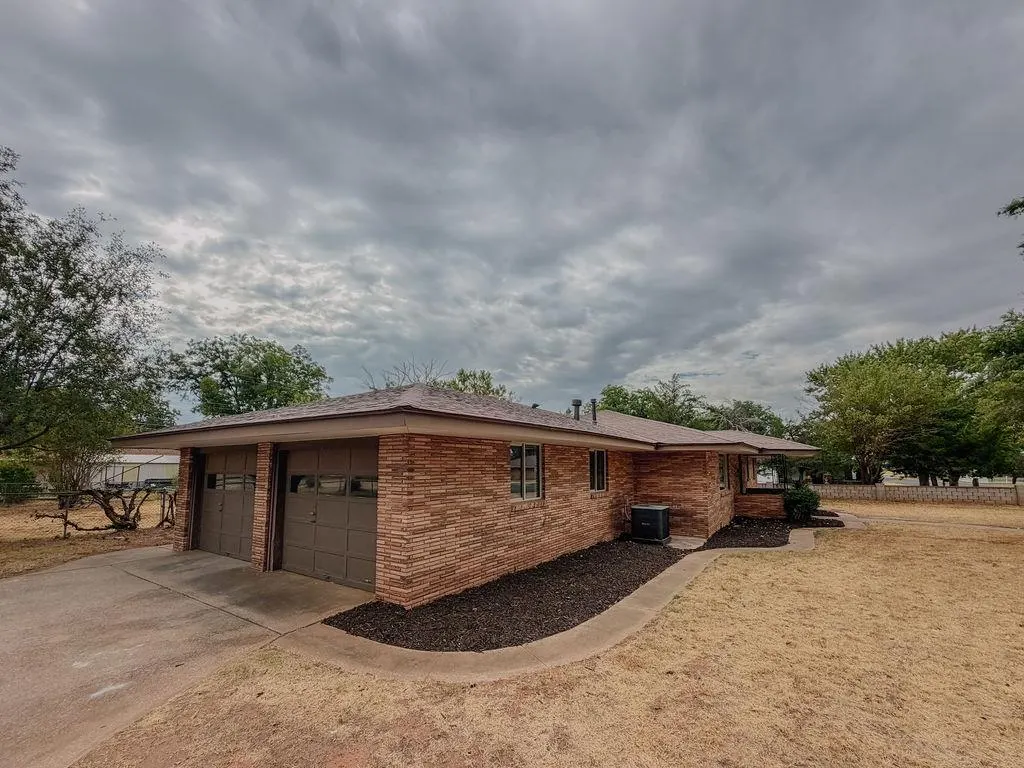 Photo 4 — 410 N Bryan Street, Weatherford, OK 73096