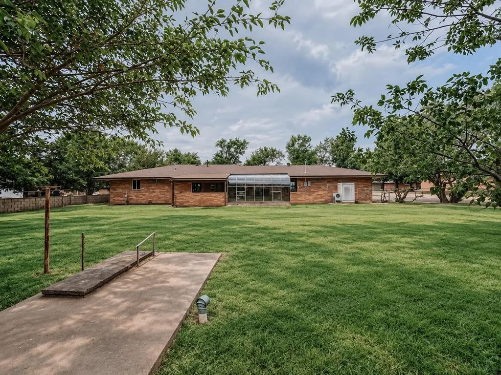 Photo 28 — 410 N Bryan Street, Weatherford, OK 73096