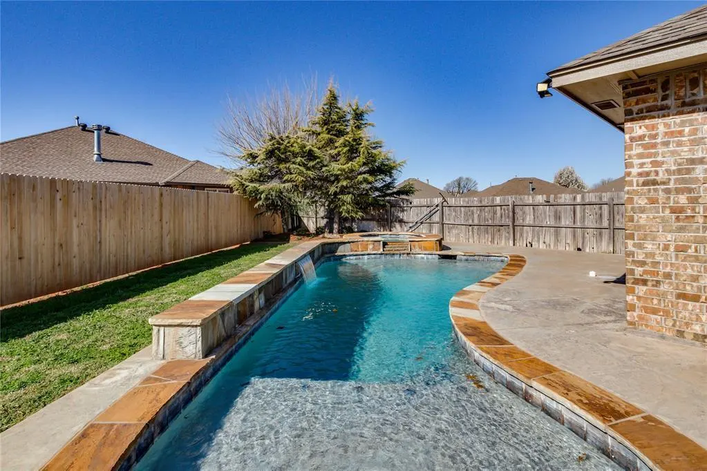 Photo 2 — 202 N Westminster Way, Mustang, OK 73064