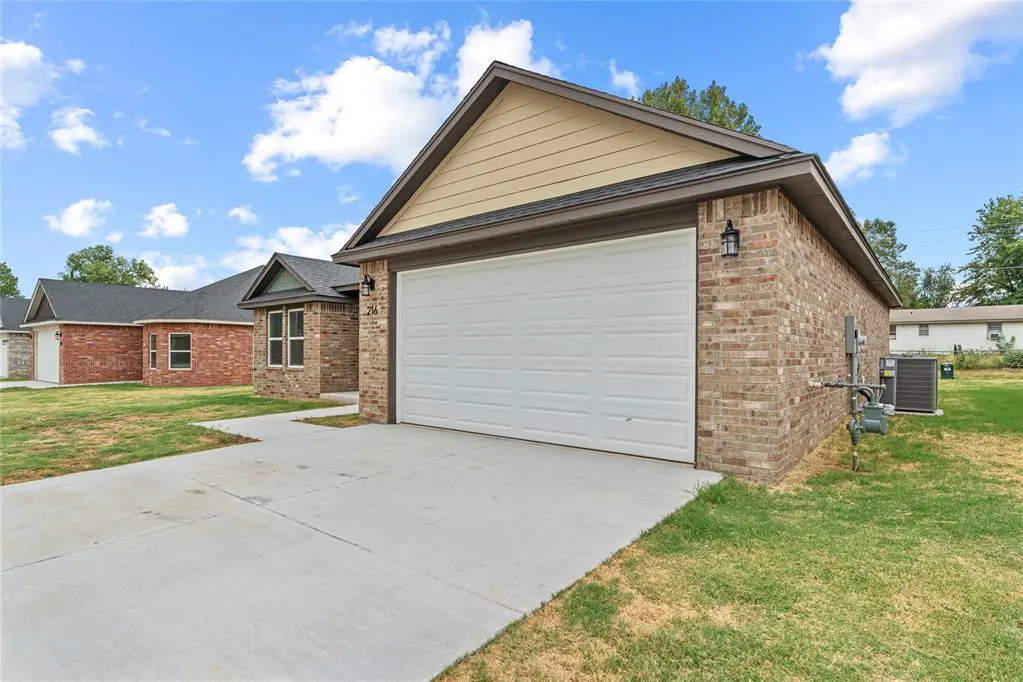 Photo 2 — 216 E Abbot Lane, Mustang, OK 73064