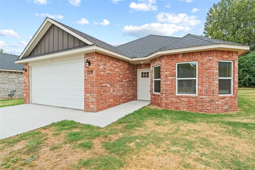 Front exterior — 220 E Abbot Lane, Mustang, OK 73064