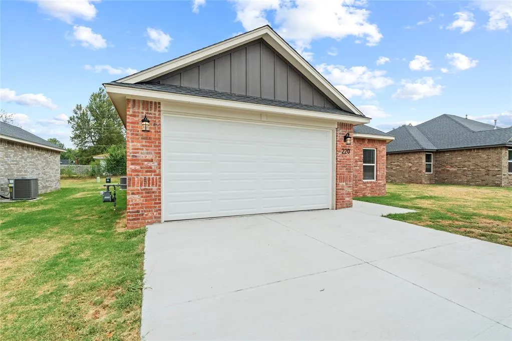 Photo 2 — 220 E Abbot Lane, Mustang, OK 73064