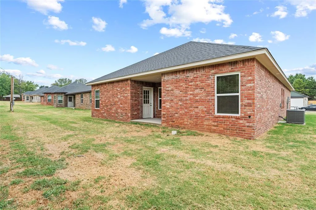 Photo 32 — 220 E Abbot Lane, Mustang, OK 73064