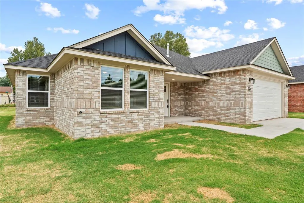 Front exterior — 224 E Abbot Lane, Mustang, OK 73064