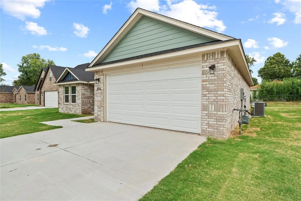 Photo 2 — 224 E Abbot Lane, Mustang, OK 73064