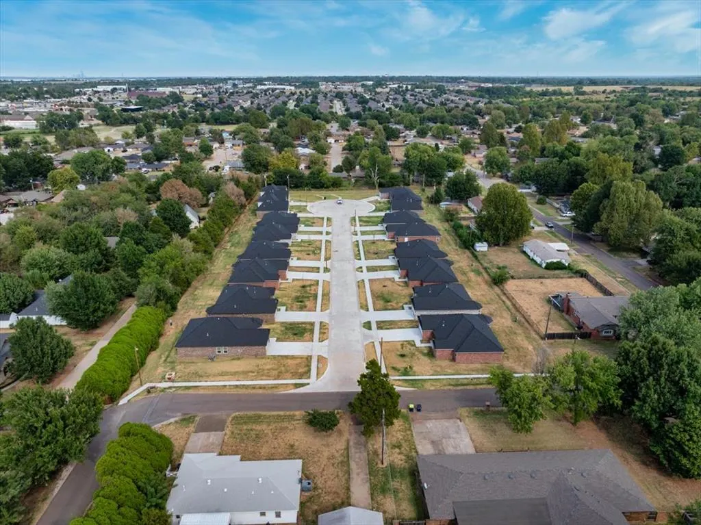 Photo 36 — 224 E Abbot Lane, Mustang, OK 73064