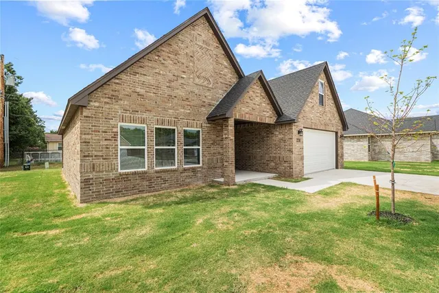 Photo 2 — 228 E Abbot Lane, Mustang, OK 73064