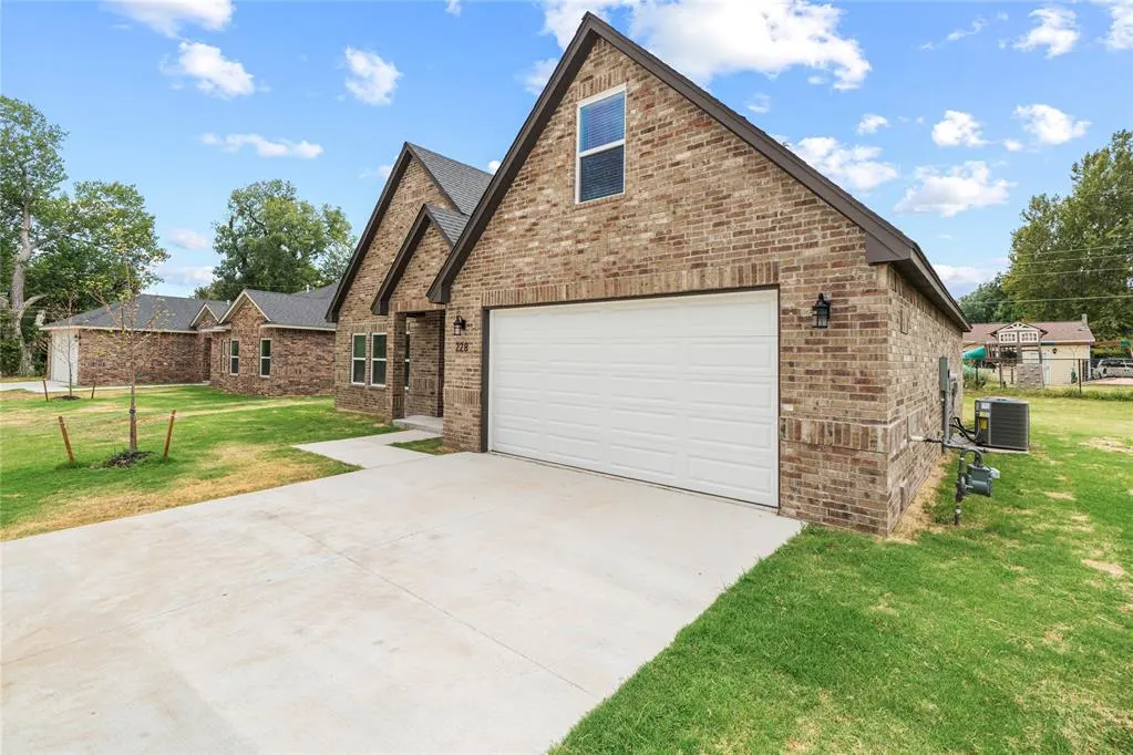 Photo 3 — 228 E Abbot Lane, Mustang, OK 73064