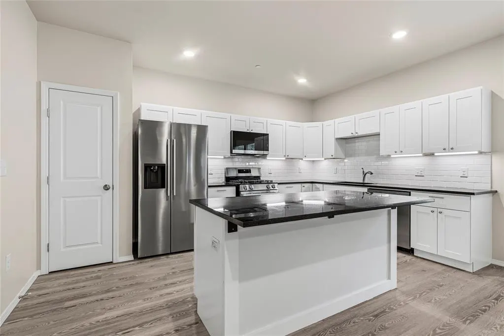 Photo 10 — 228 E Abbot Lane, Mustang, OK 73064