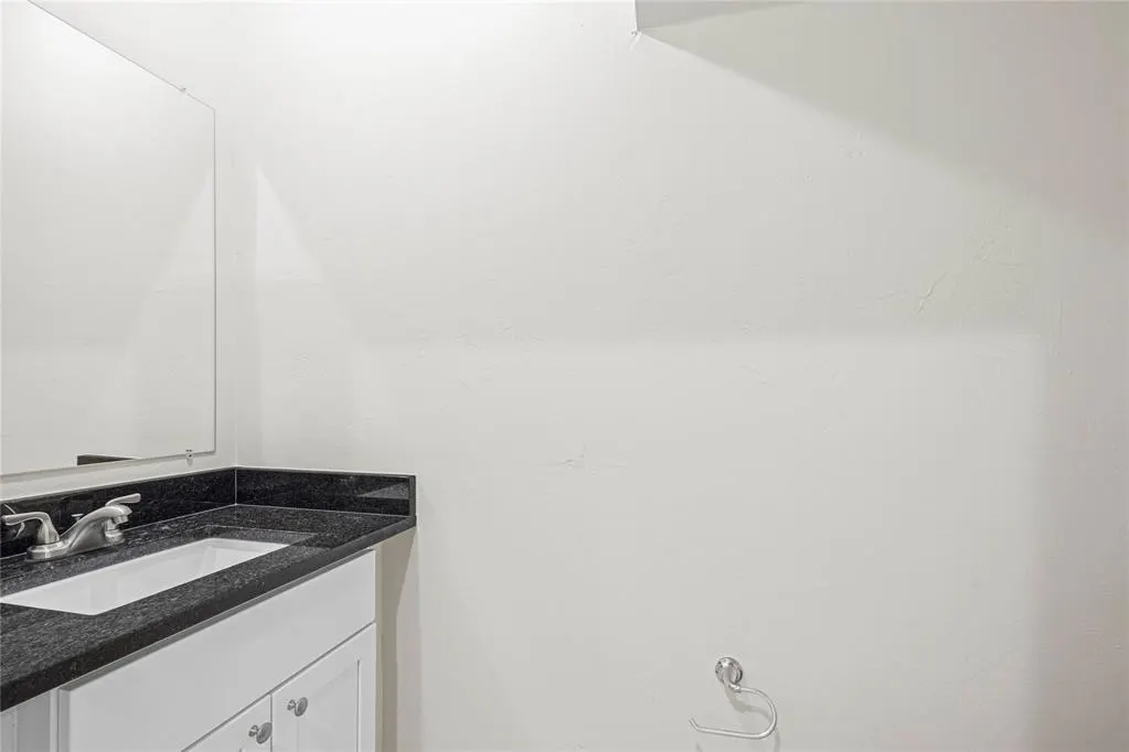 Photo 16 — 228 E Abbot Lane, Mustang, OK 73064