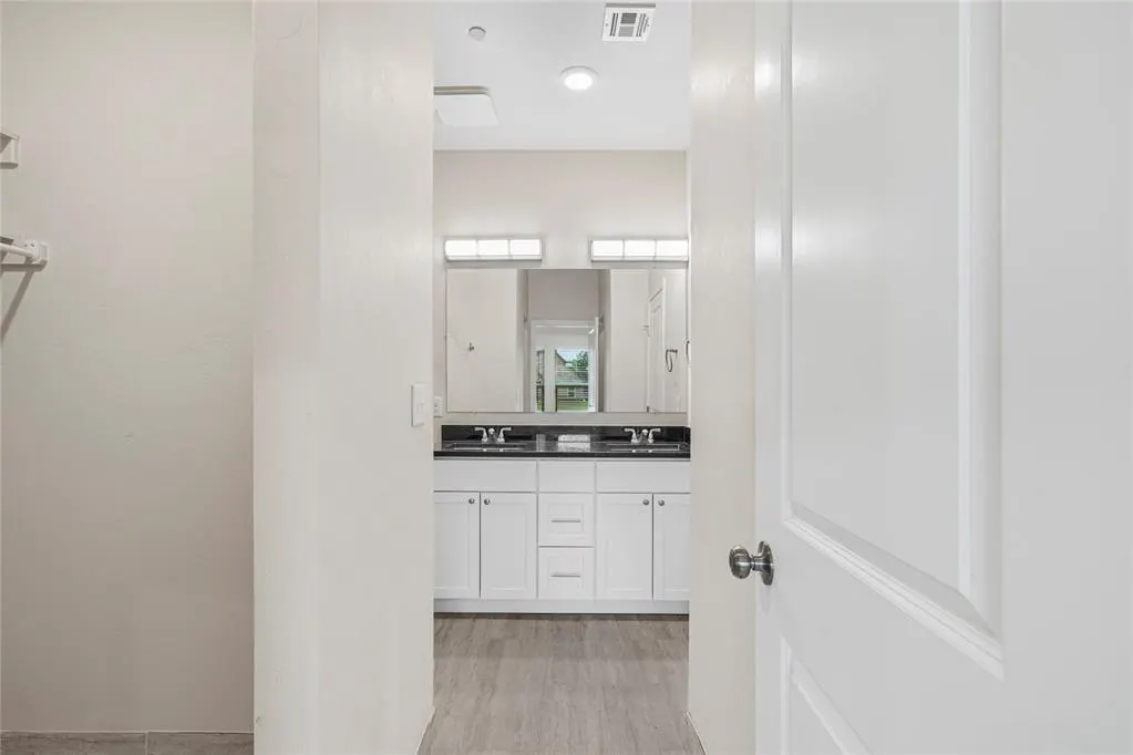 Photo 19 — 228 E Abbot Lane, Mustang, OK 73064