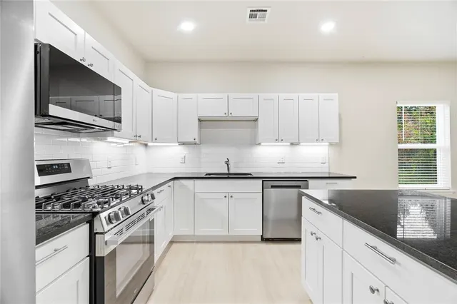 Photo 6 — 232 E Abbot Lane, Mustang, OK 73064