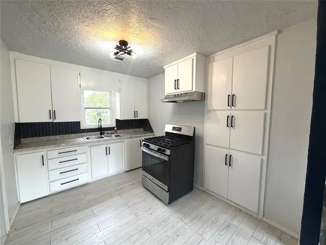 Photo 8 — 611 NW 95th Street, Oklahoma City, OK 73114