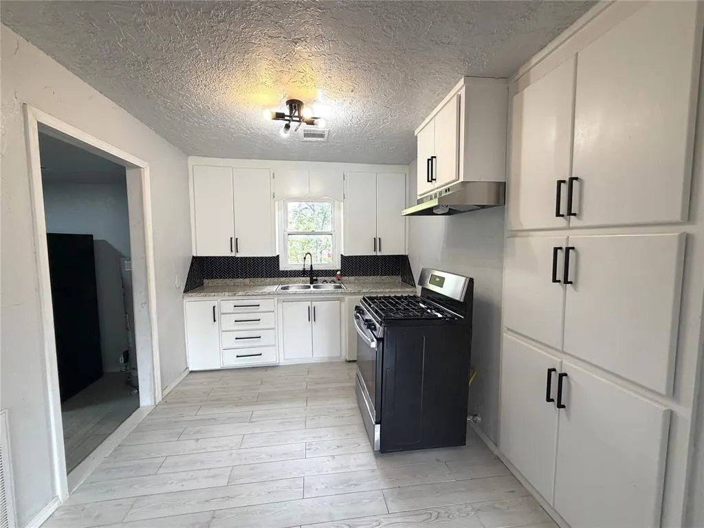 Photo 9 — 611 NW 95th Street, Oklahoma City, OK 73114