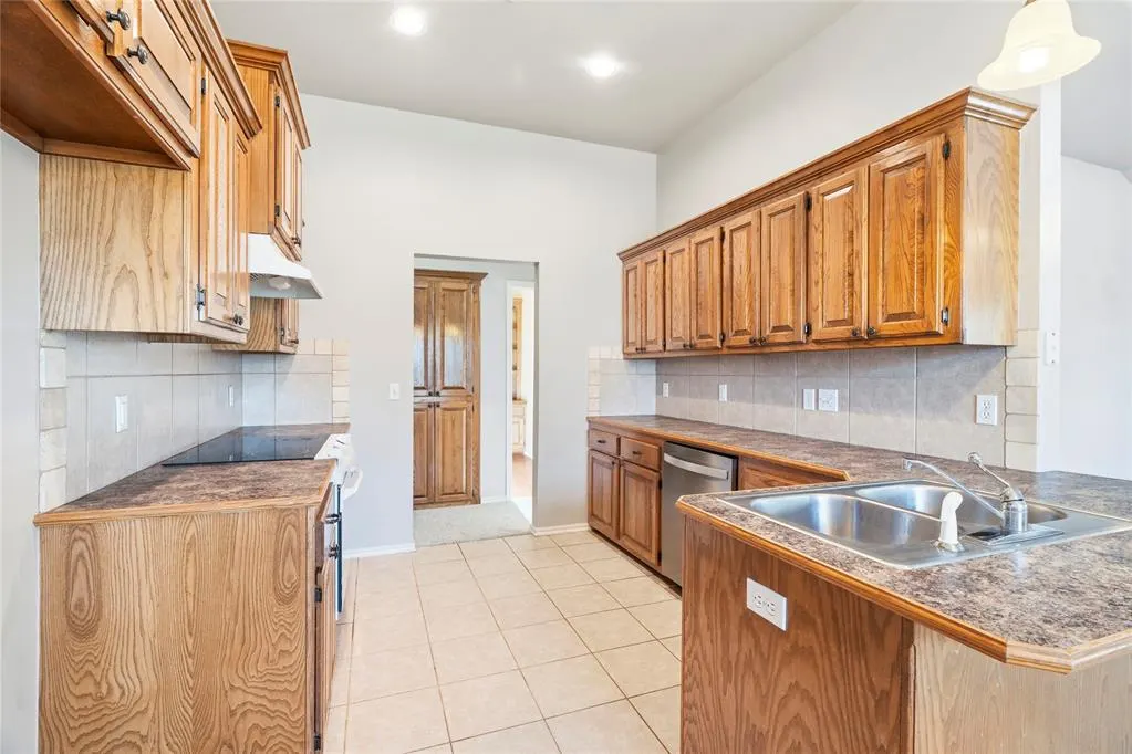 Photo 11 — 620 McConnell Drive, Yukon, OK 73099