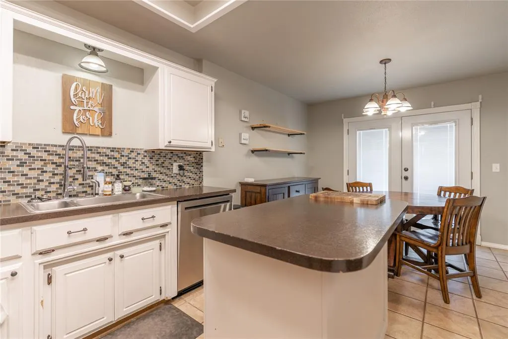 Photo 7 — 404 N Lockeport Drive, Edmond, OK 73003