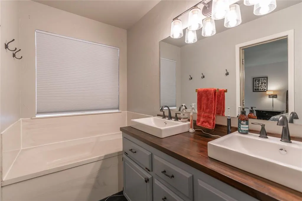 Photo 16 — 404 N Lockeport Drive, Edmond, OK 73003