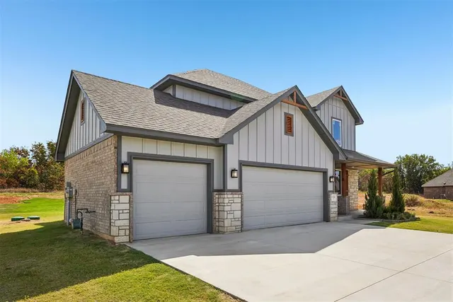 Photo 2 — 1304 Lighthorsemen Way, Choctaw, OK 73020