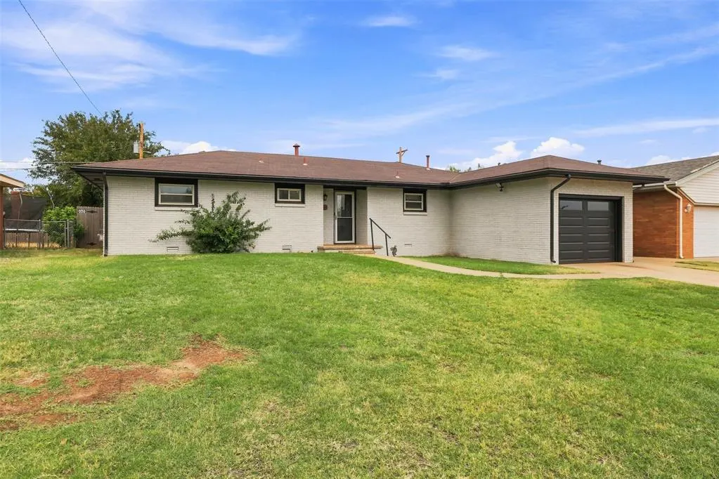 Photo 2 — 302 W Chisholm Drive, Kingfisher, OK 73750