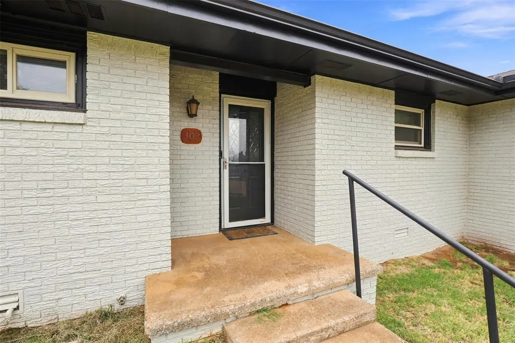 Photo 8 — 302 W Chisholm Drive, Kingfisher, OK 73750