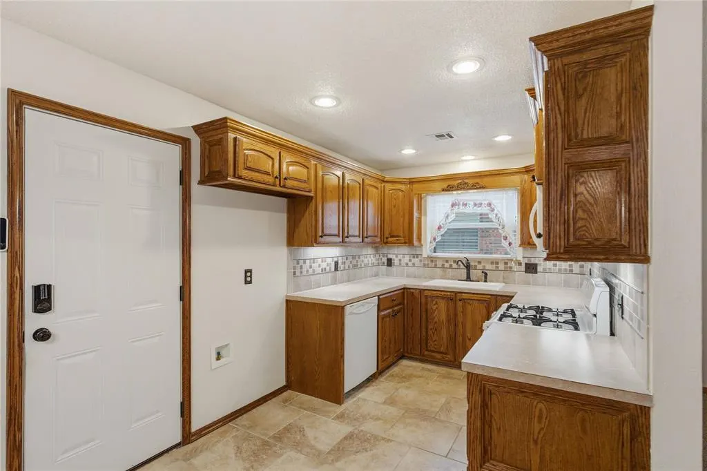 Photo 6 — 612 Moraine Avenue, Midwest City, OK 73130