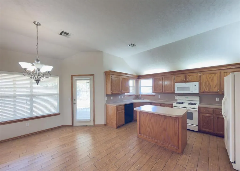Photo 6 — 1633 SW 32nd Street, Moore, OK 73160