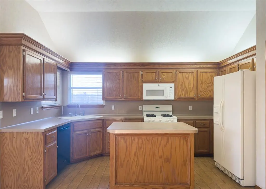 Photo 8 — 1633 SW 32nd Street, Moore, OK 73160