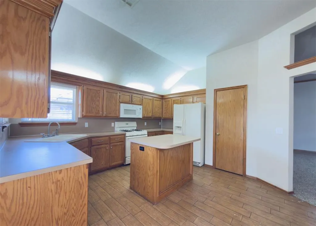 Photo 9 — 1633 SW 32nd Street, Moore, OK 73160