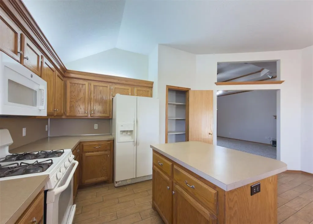 Photo 10 — 1633 SW 32nd Street, Moore, OK 73160