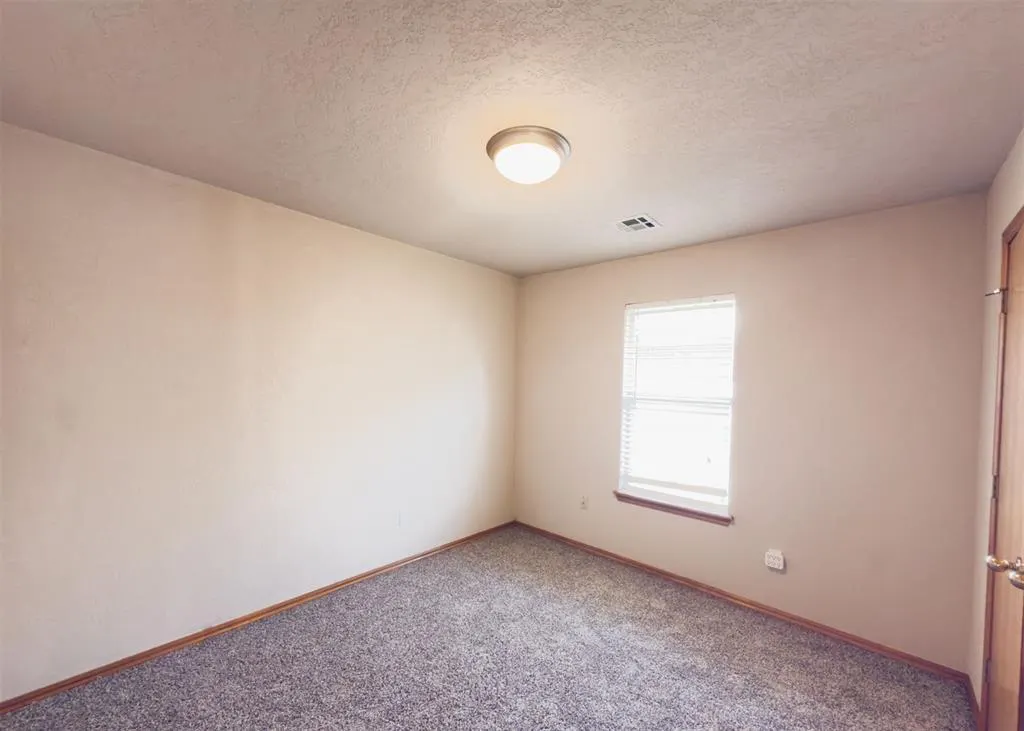 Photo 15 — 1633 SW 32nd Street, Moore, OK 73160