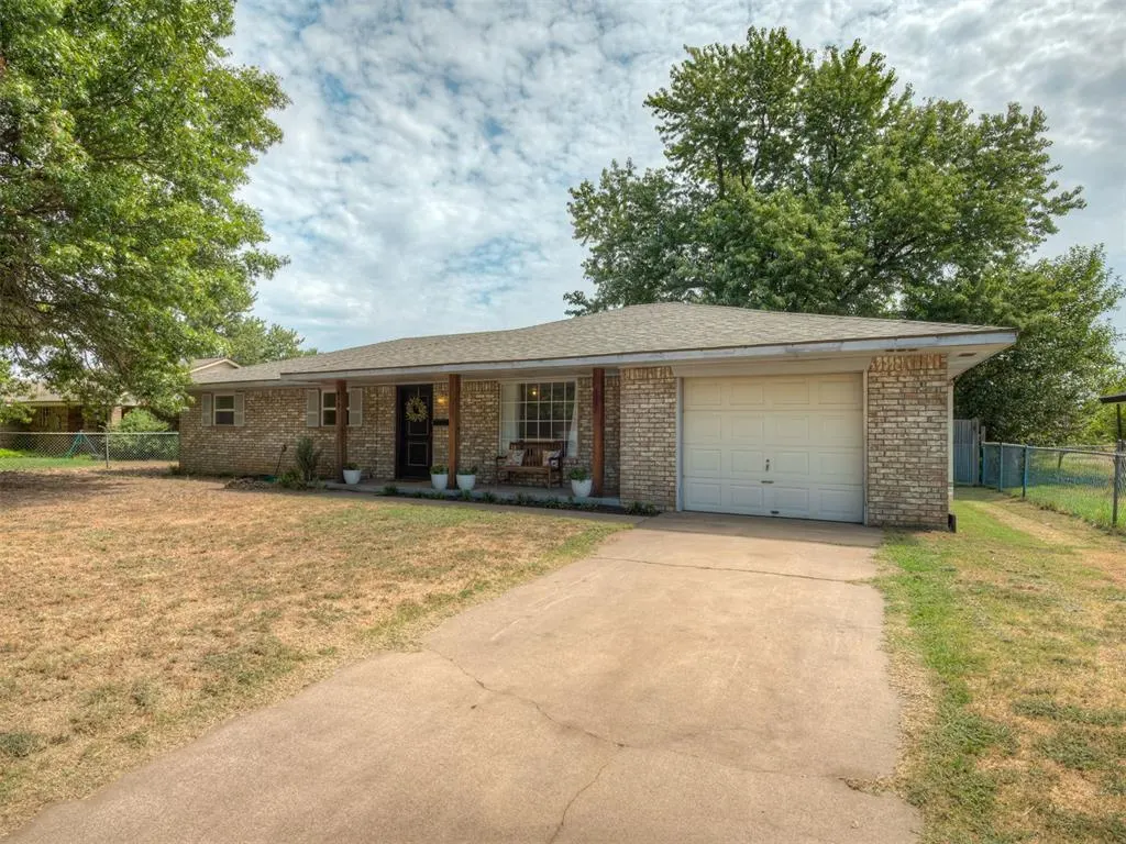 Photo 2 — 410 N Magnolia Street, Crescent, OK 73028