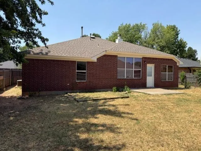 Photo 2 — 1224 Bradford Terrace, Yukon, OK 73099