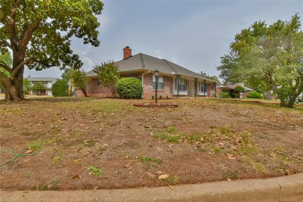 Photo 2 — 6813 Saint Marys Place, Oklahoma City, OK 73132