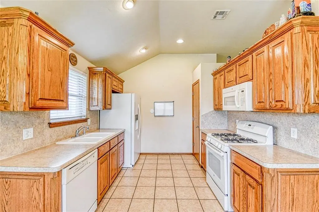 Photo 6 — 1708 Meadow Run Drive, Oklahoma City, OK 73160