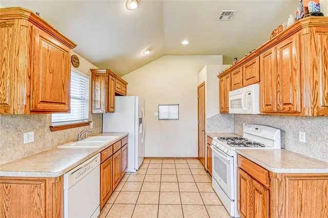 Photo 6 — 1708 Meadow Run Drive, Oklahoma City, OK 73160