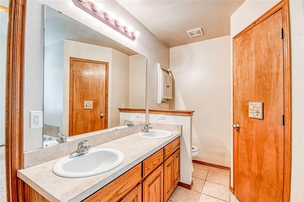 Photo 13 — 1708 Meadow Run Drive, Oklahoma City, OK 73160